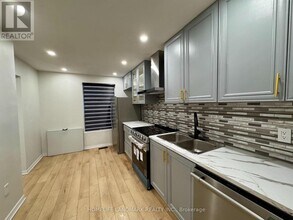 526 Sandford St in Newmarket, ON - Building Photo - Building Photo