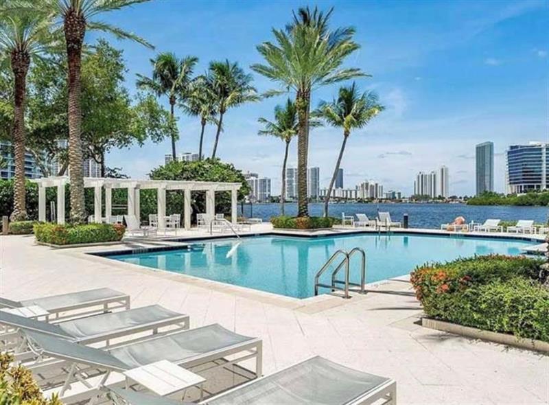 3205 NE 184th St in North Miami Beach, FL - Building Photo