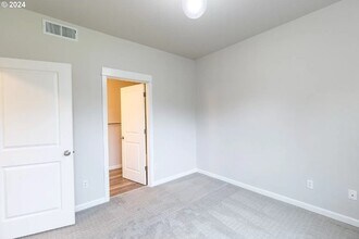 722 Oak Hollow Dr in Newberg, OR - Building Photo - Building Photo