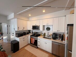 138 Centre St, Unit Unit 4 in Boston, MA - Building Photo - Building Photo
