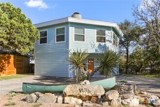1433 Riviera Dr in Canyon Lake, TX - Building Photo - Building Photo