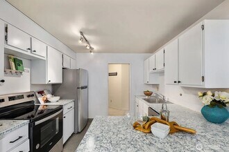 13741 15th Ave NE in Seattle, WA - Building Photo - Building Photo