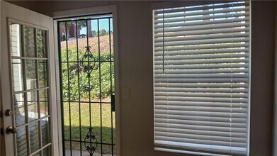 5677 Wind Gate Ln in Lithonia, GA - Foto de edificio - Building Photo