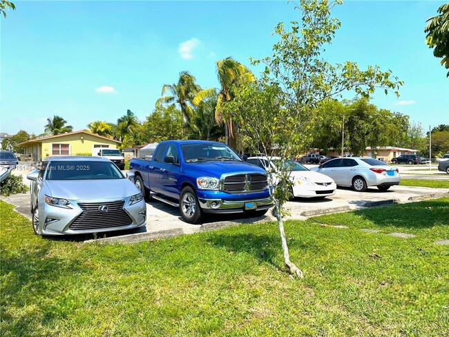 5820 SW 27th St in West Park, FL - Foto de edificio - Building Photo