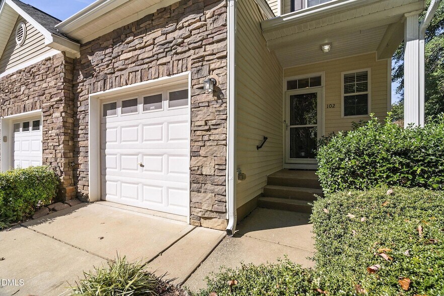 102 Jamison Woods Ln in Apex, NC - Foto de edificio
