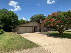 1509 Rockshire Dr in Plano, TX - Foto de edificio - Building Photo