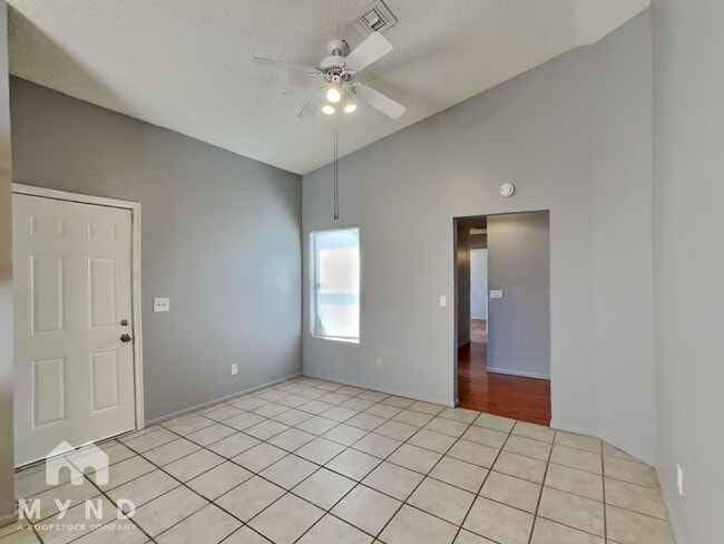 213 N Jacs Pl in Tucson, AZ - Foto de edificio - Building Photo