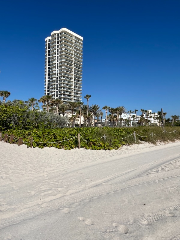 7445 Harding Ave in Miami Beach, FL - Foto de edificio - Building Photo