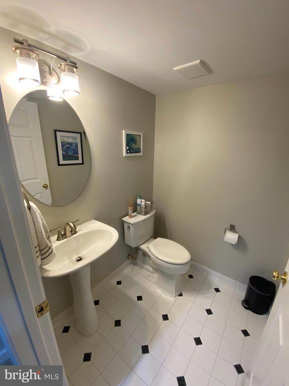 8143 Skelton Cir in Falls Church, VA - Building Photo - Building Photo