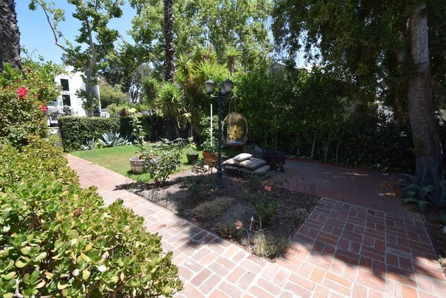 11444 Riverside Dr in Los Angeles, CA - Building Photo - Building Photo