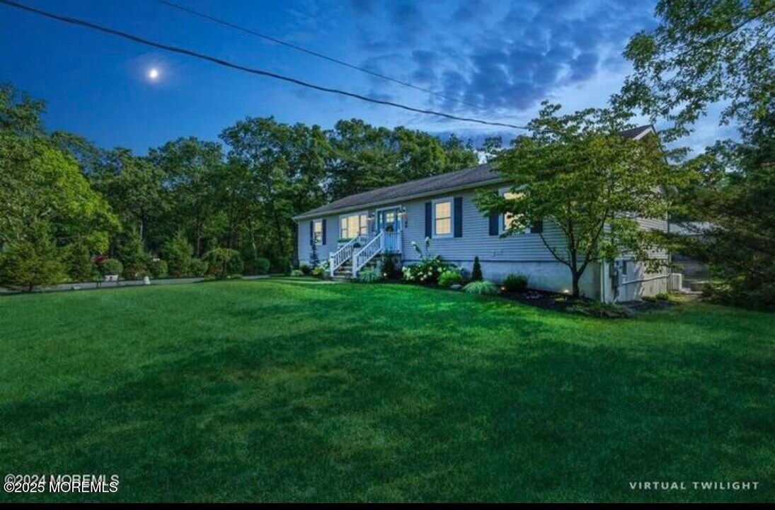 727 Oak Glen Rd in Howell, NJ - Building Photo