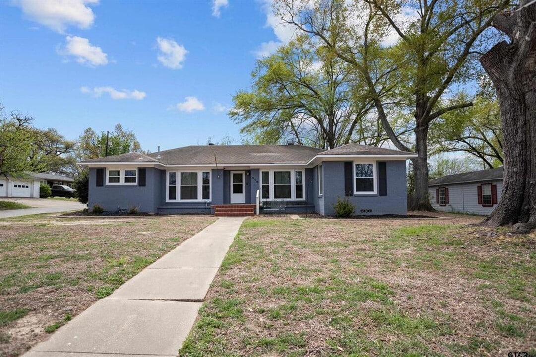 319 E Hubbard St in Lindale, TX - Building Photo
