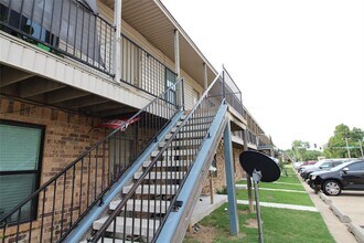 1901 E Lindsey St in Norman, OK - Foto de edificio - Building Photo