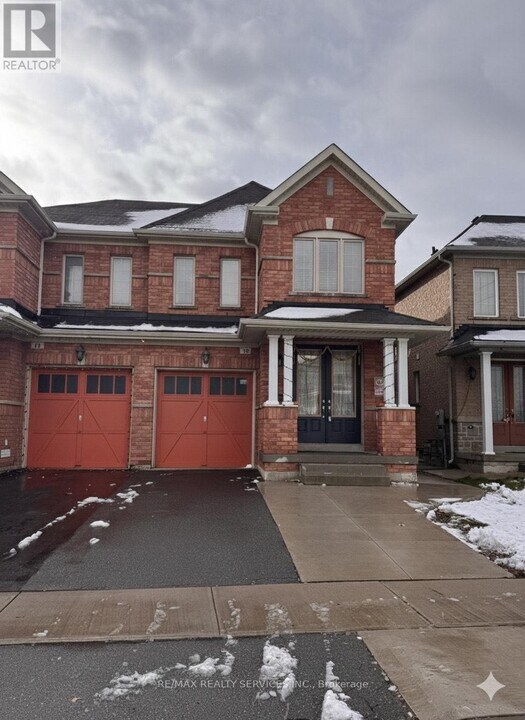 16 Swancreek Ct in Brampton, ON - Building Photo