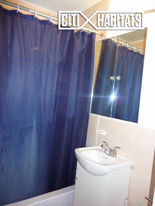 413 E 82nd St-Unit -4A in New York, NY - Building Photo - Building Photo