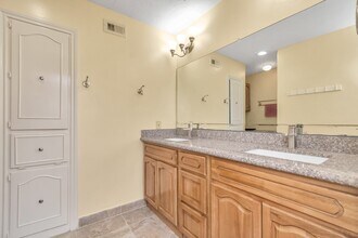 4702 Cashel Cir in Houston, TX - Foto de edificio - Building Photo
