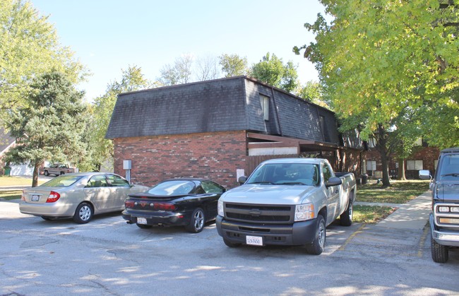 Village Lane Apartments in Granite City, IL - Building Photo - Building Photo