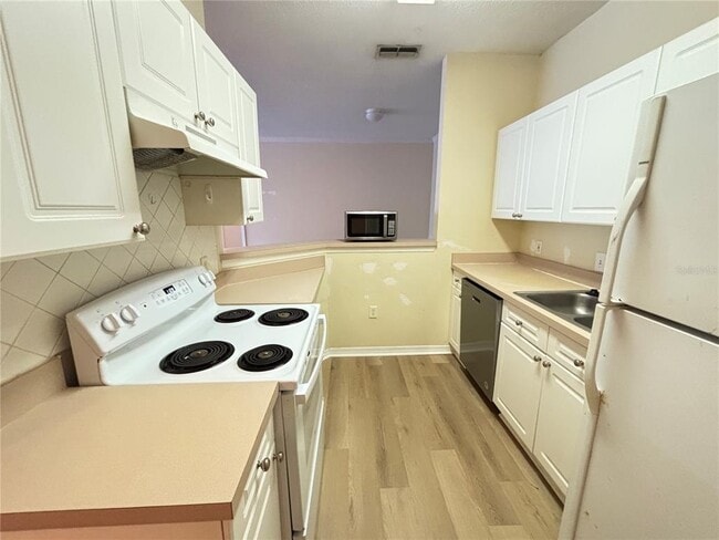 18001 Richmond Pl Dr in Tampa, FL - Building Photo - Building Photo