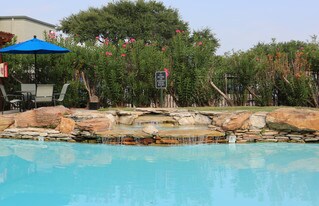 Creekside Villas Apartments in Houston, TX - Building Photo