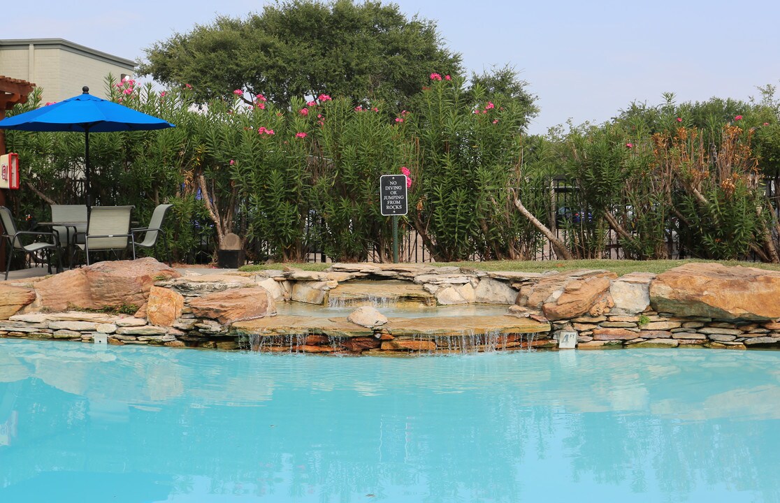 Creekside Villas Apartments in Houston, TX - Building Photo