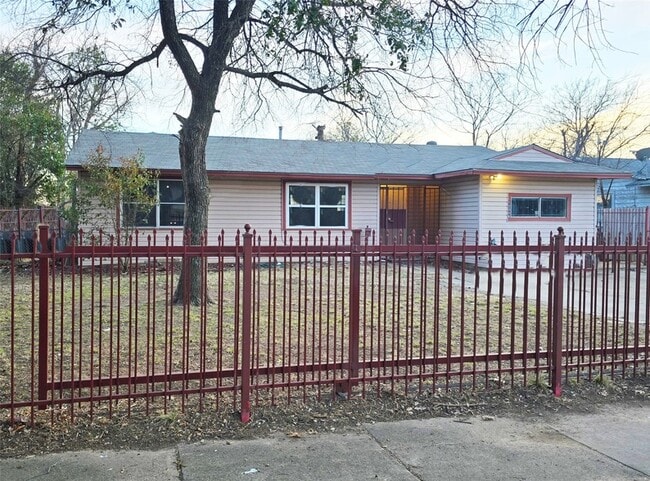 12008 Bellafonte Dr in Dallas, TX - Foto de edificio - Building Photo