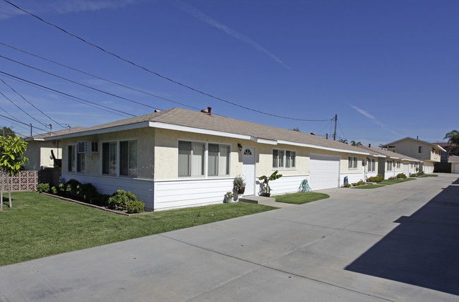 8626-8650 Watson St in Cypress, CA - Foto de edificio - Building Photo