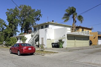 5900 Vineland Ave in North Hollywood, CA - Building Photo - Building Photo