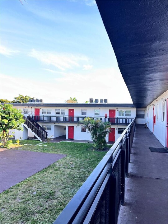 651 NW 177th St in Miami, FL - Building Photo