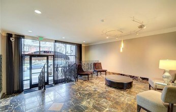 1105 Spring St-Unit -710 in Seattle, WA - Foto de edificio - Building Photo