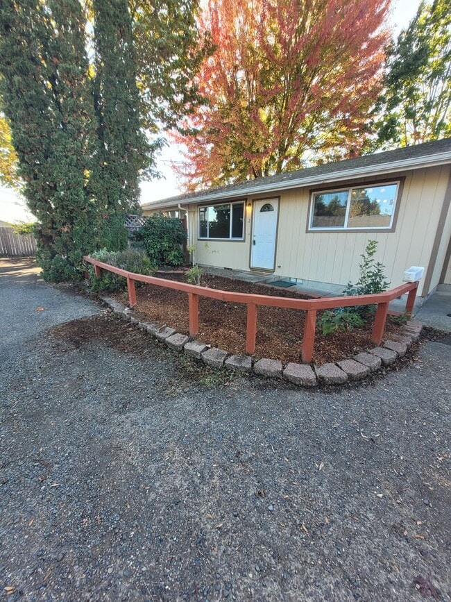 360 SE 18th Ave in Albany, OR - Building Photo - Building Photo