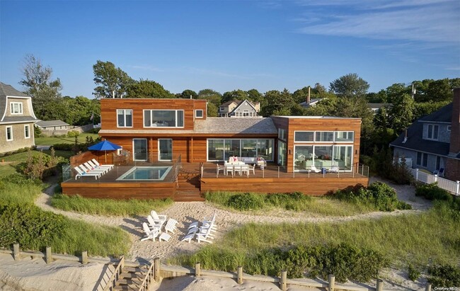 14 Peconic Crescent in Southampton, NY - Building Photo - Building Photo