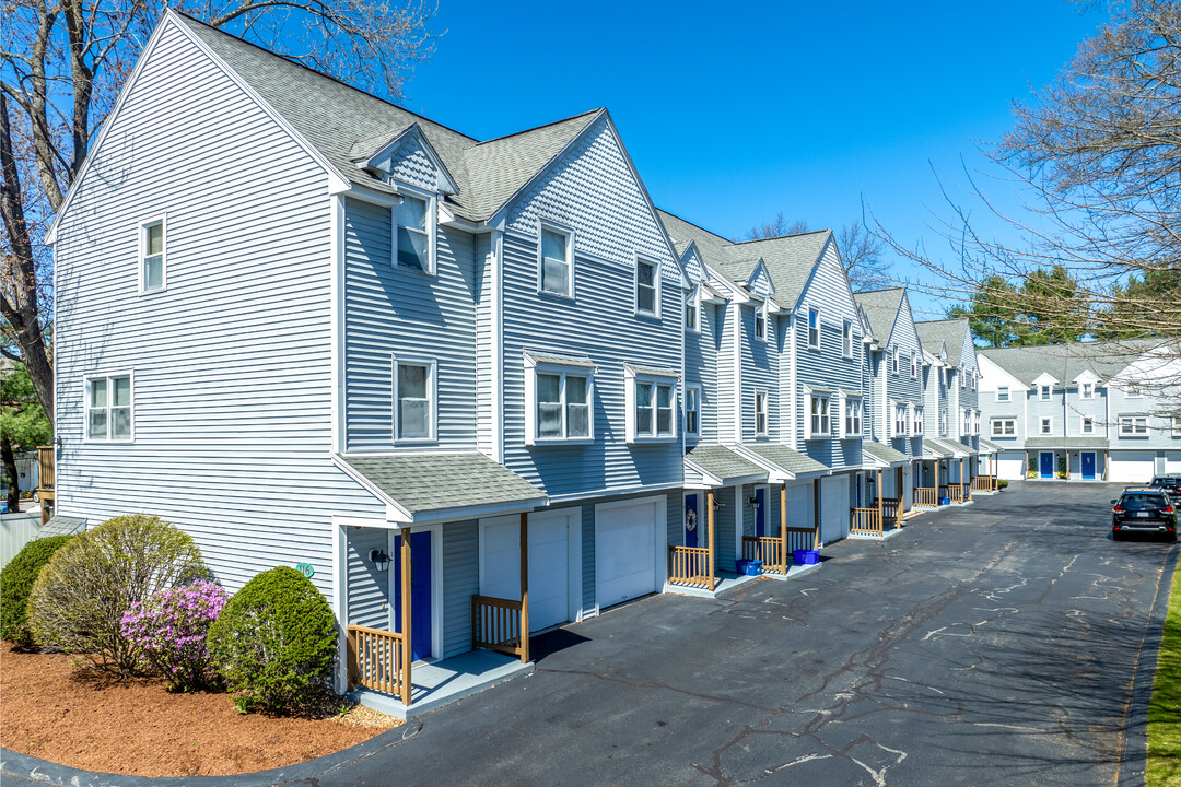 Olde Middlesex estates in Chelmsford, MA - Building Photo