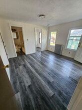 34 Elm St, Unit B in Windsor Locks, CT - Foto de edificio - Building Photo