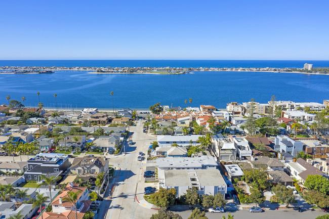 Crown Point - Pacific Beach in San Diego, CA - Building Photo - Building Photo