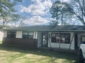 1924 Shannon Rd in Alexandria, LA - Building Photo