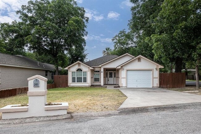 201 Elise's Cir in Del Rio, TX - Building Photo - Building Photo