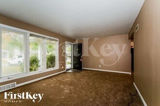 2555 Patterson Rd in Florissant, MO - Building Photo - Building Photo