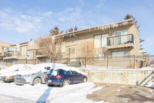 7 Huntington Park Pl NW in Calgary, AB - Building Photo