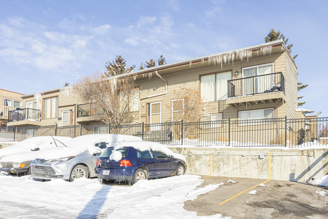 7 Huntington Park Pl NW in Calgary, AB - Building Photo