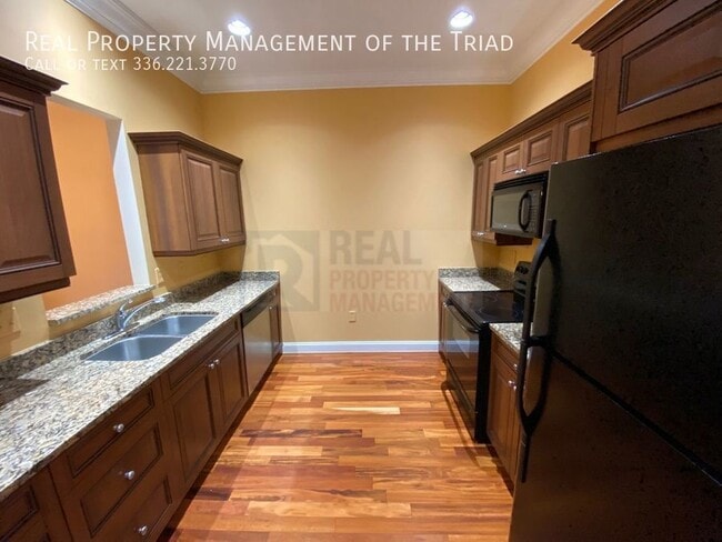 360 S Elm St, Unit #207 in Greensboro, NC - Building Photo - Building Photo