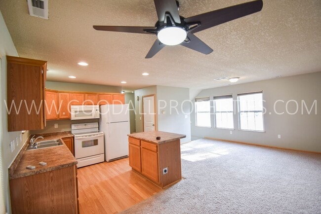 1125 Flagstone Ln in Pleasant Hill, IA - Building Photo - Building Photo