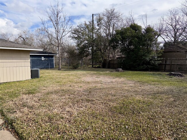 6144 Doulton Dr in Houston, TX - Building Photo - Building Photo