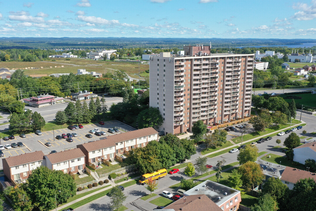 Concorde Apartments in Ottawa, ON - Building Photo