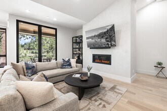 10077 Jake's Wy in Truckee, CA - Building Photo - Building Photo