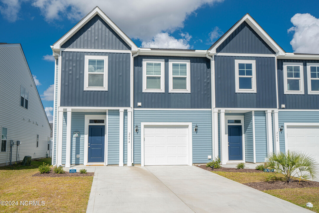 249 Arnette Dr in Ocean Isle Beach, NC - Foto de edificio