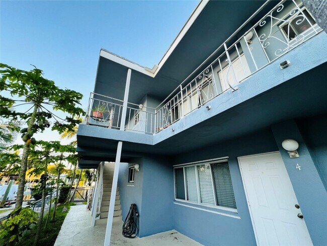 2033 Calais Dr in Miami Beach, FL - Building Photo - Building Photo