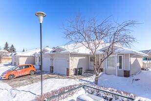 Prima Villas Weinlos II in Edmonton, AB - Building Photo