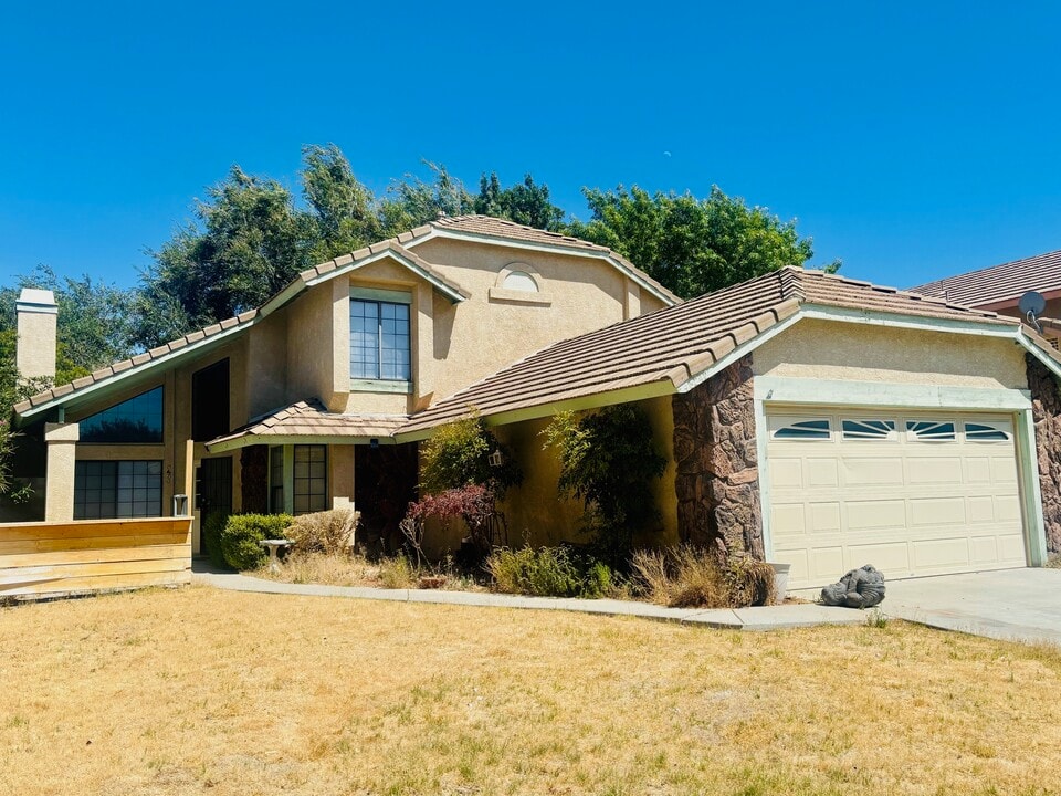 43242 Cottage Ln in Lancaster, CA - Foto de edificio