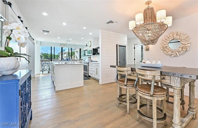 3105 Riviera Dr in Naples, FL - Building Photo - Building Photo