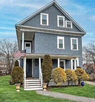 139 Wentworth Ave, Unit 3 in Cranston, RI - Building Photo